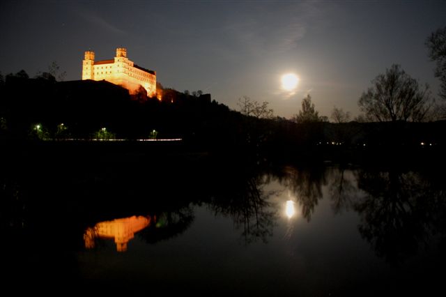 Burg mit Vollmond am 10.April 2009