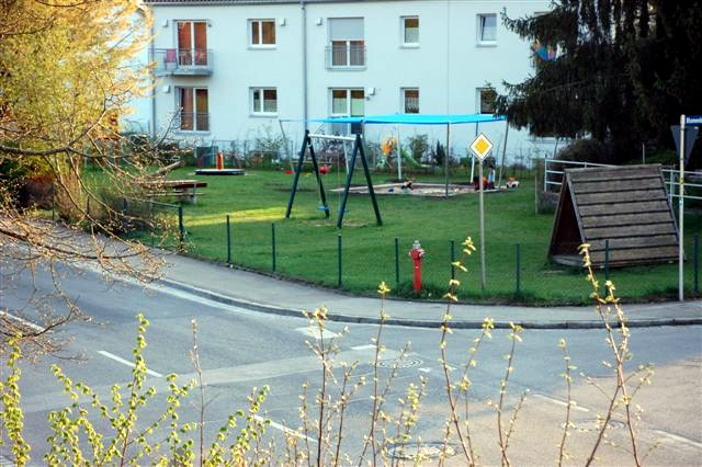Spielplatz vom Eingang Fewo2 aus gesehen
