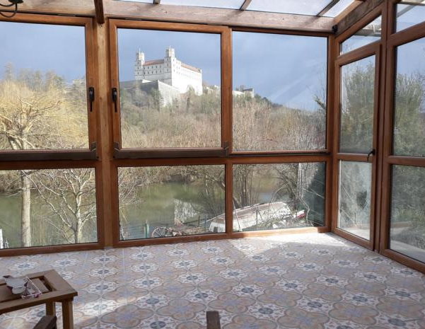Terrasse mit Blick zur Burg
